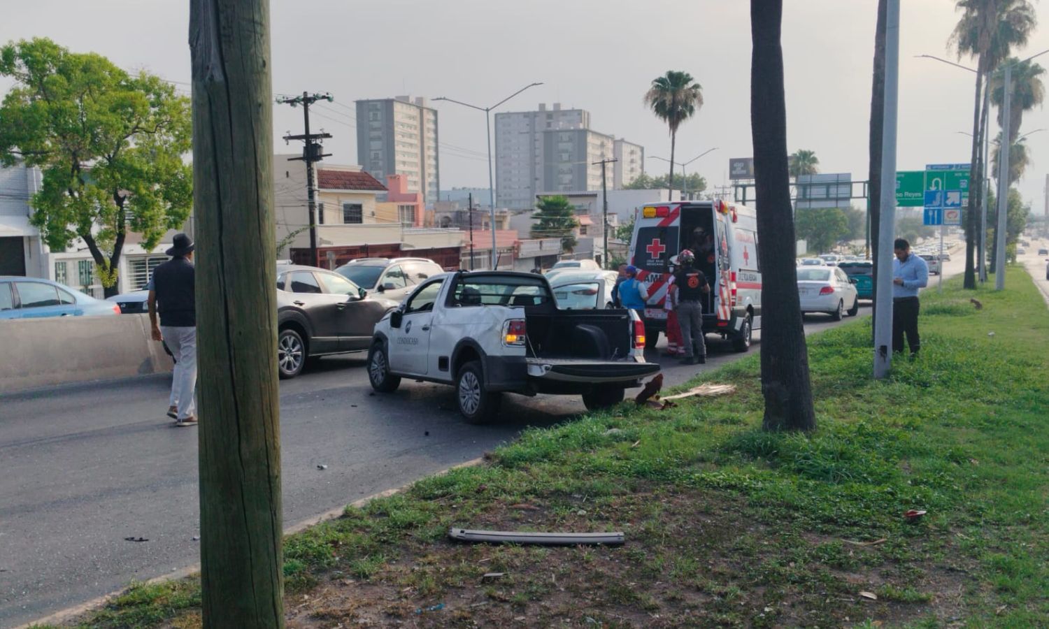 se-estrella-camioneta-contra-muro-y-deja-una-mujer-lesionada