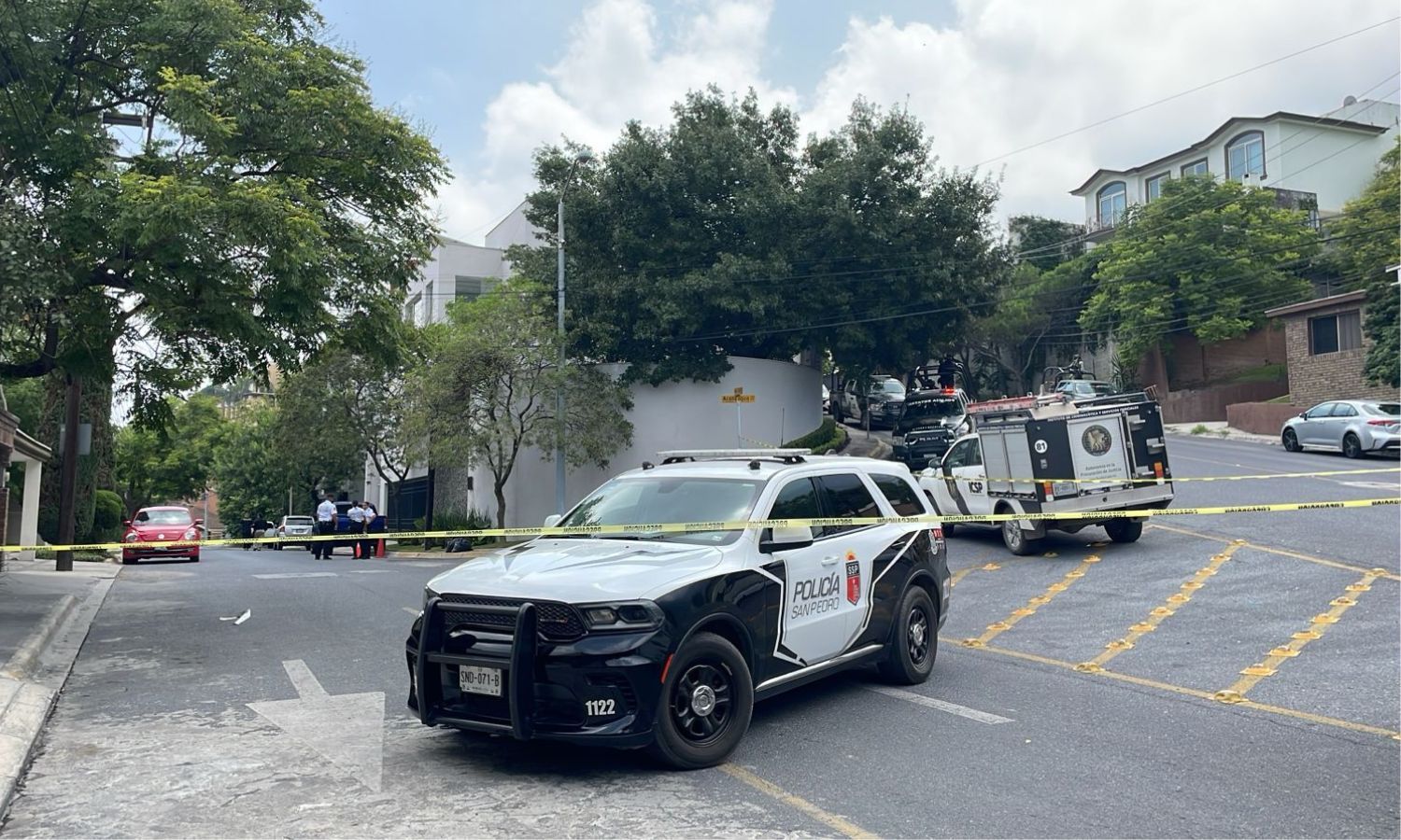 balean-residencia-y-dejan-corona-de-flores-en-san-pedro