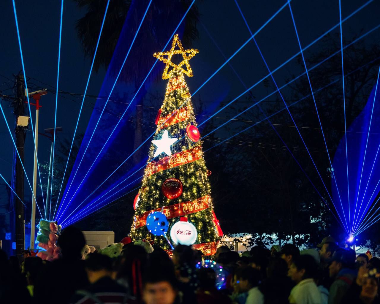 Foto 2-Arranca la Navidad en Juárez con el encendido del pino navideño.jpg