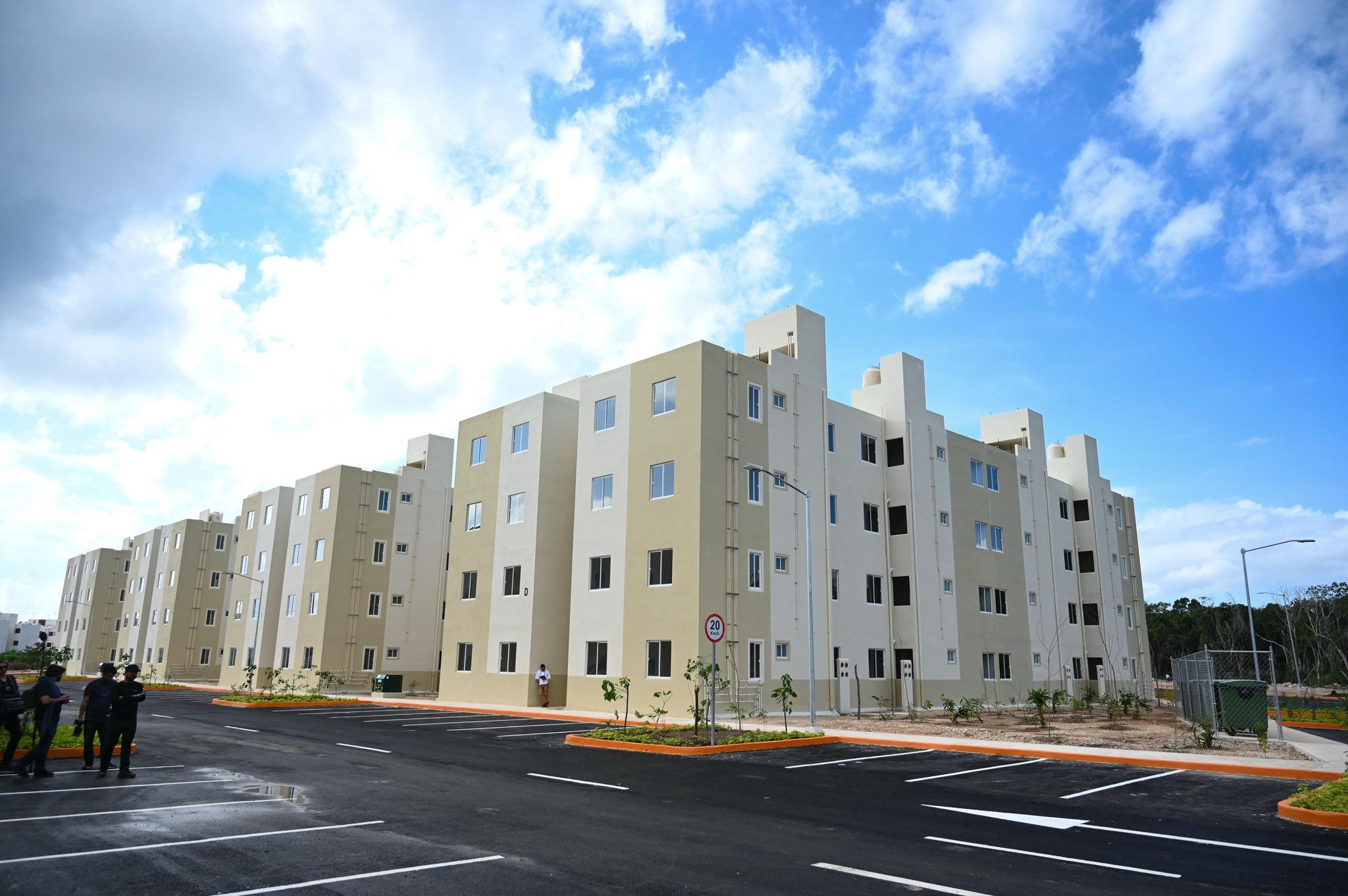 G68lslJWYAAfw8i.jfif