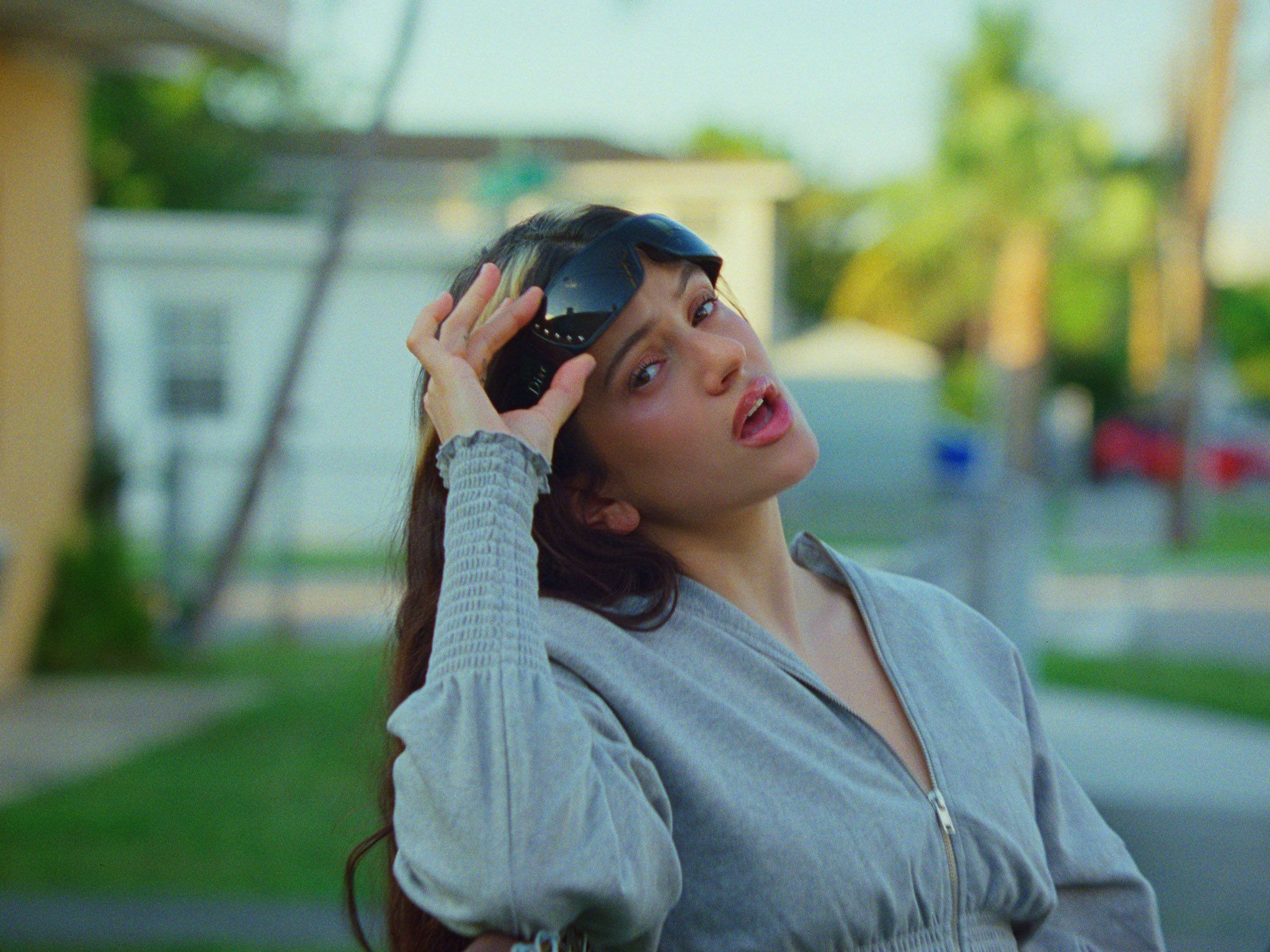 G8OjMdwXoAIWLtE.jfif