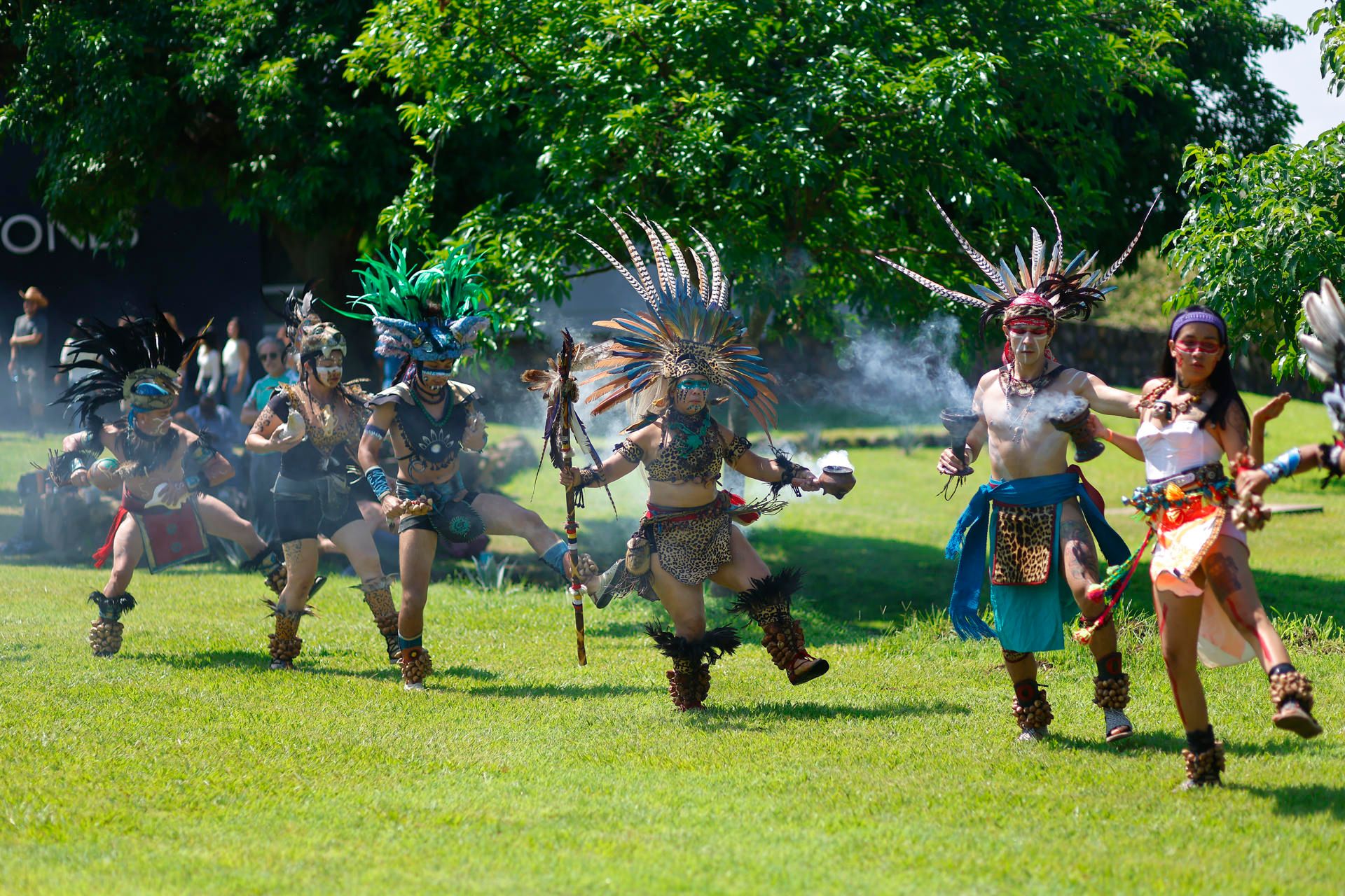 Grupos prehispánicos 'luchan' en el mítico juego de pelota