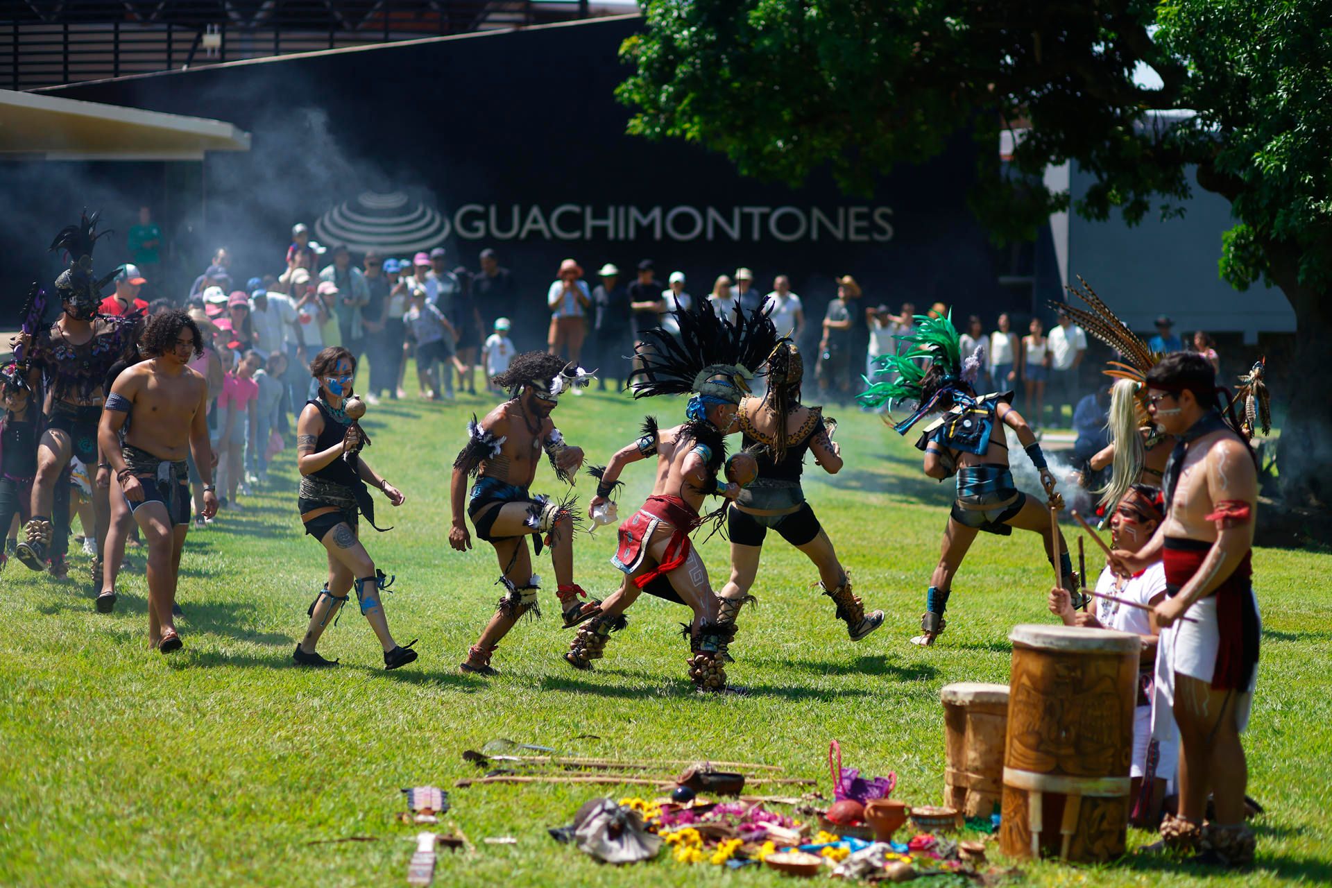 Grupos prehispánicos 'luchan' en el mítico juego de pelota