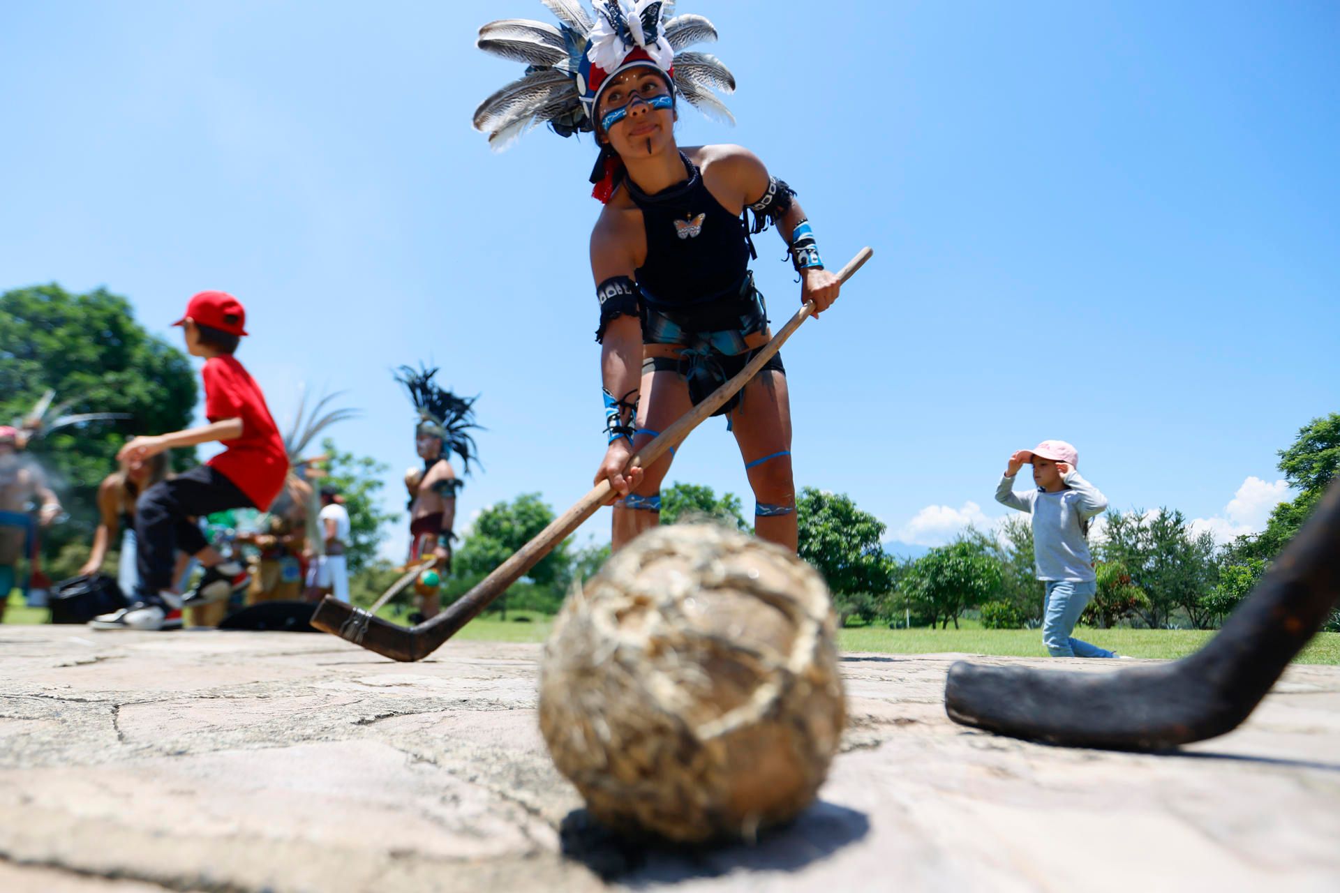 Grupos prehispánicos 'luchan' en el mítico juego de pelota