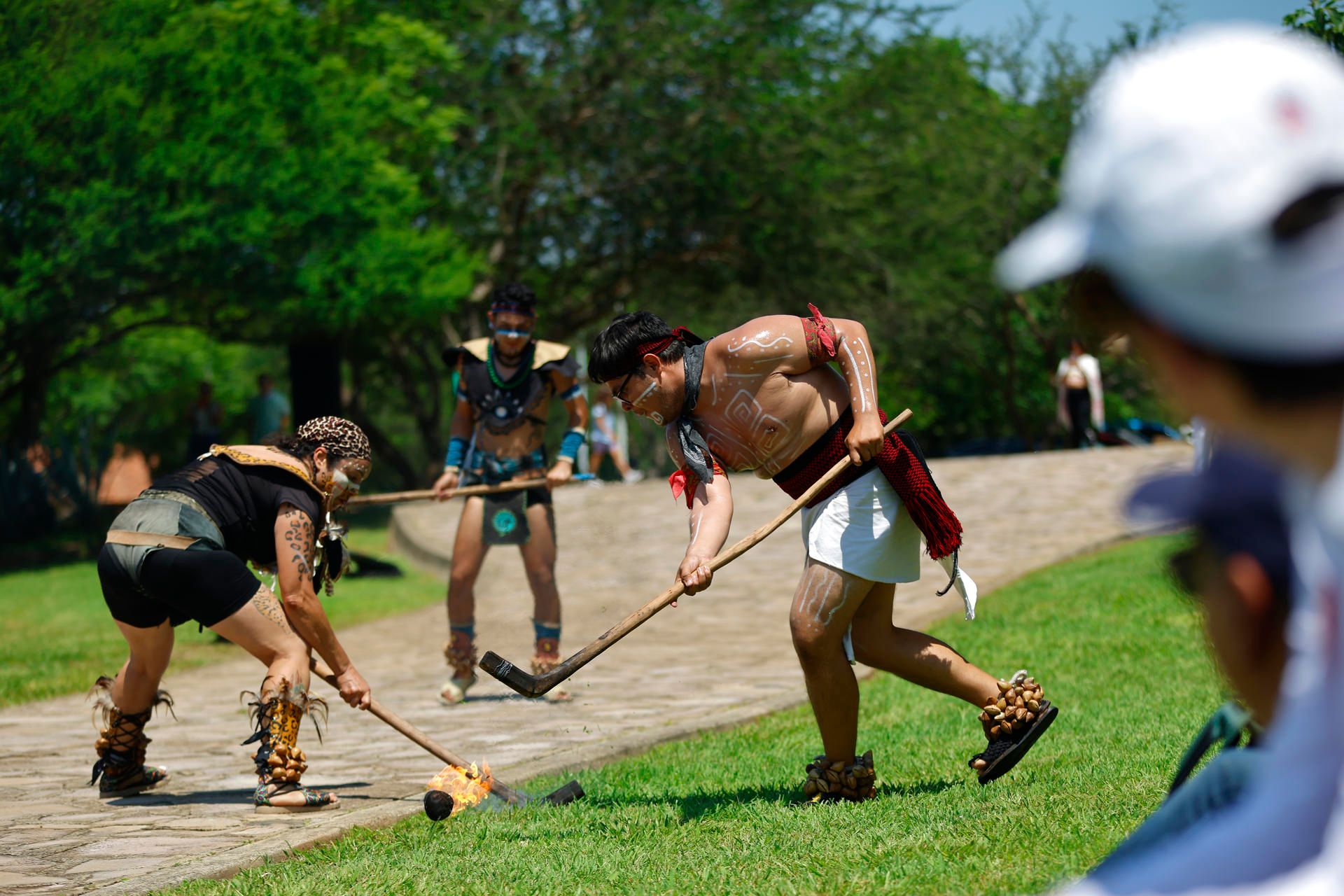 Grupos prehispánicos 'luchan' en el mítico juego de pelota
