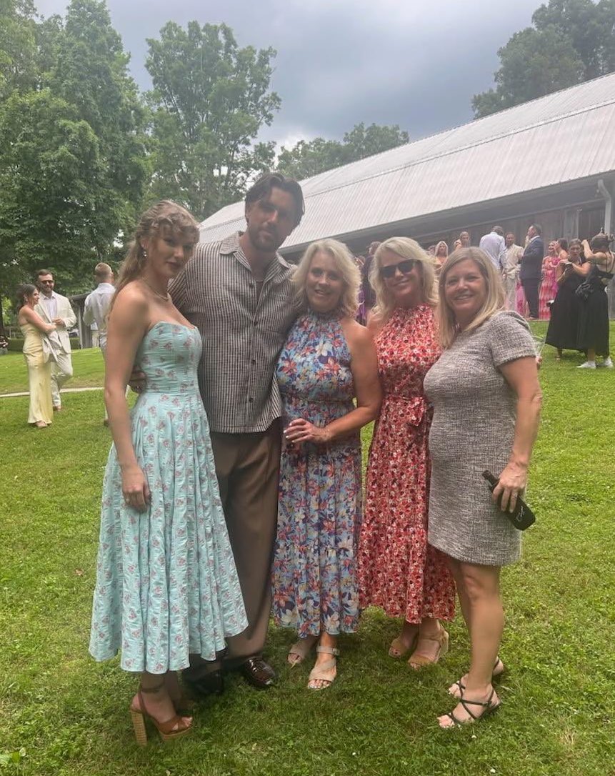 Gs2VMf7WAAAF-eL.jfif