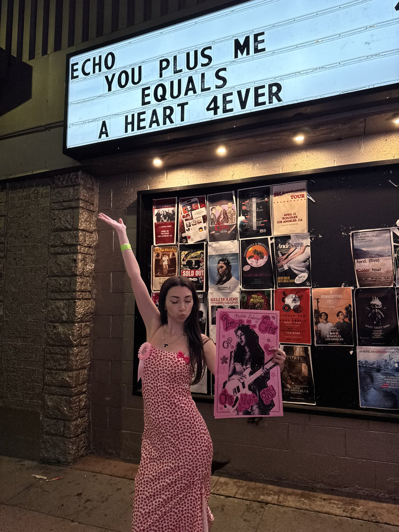 HGugDJJawAAVJF4.jfif