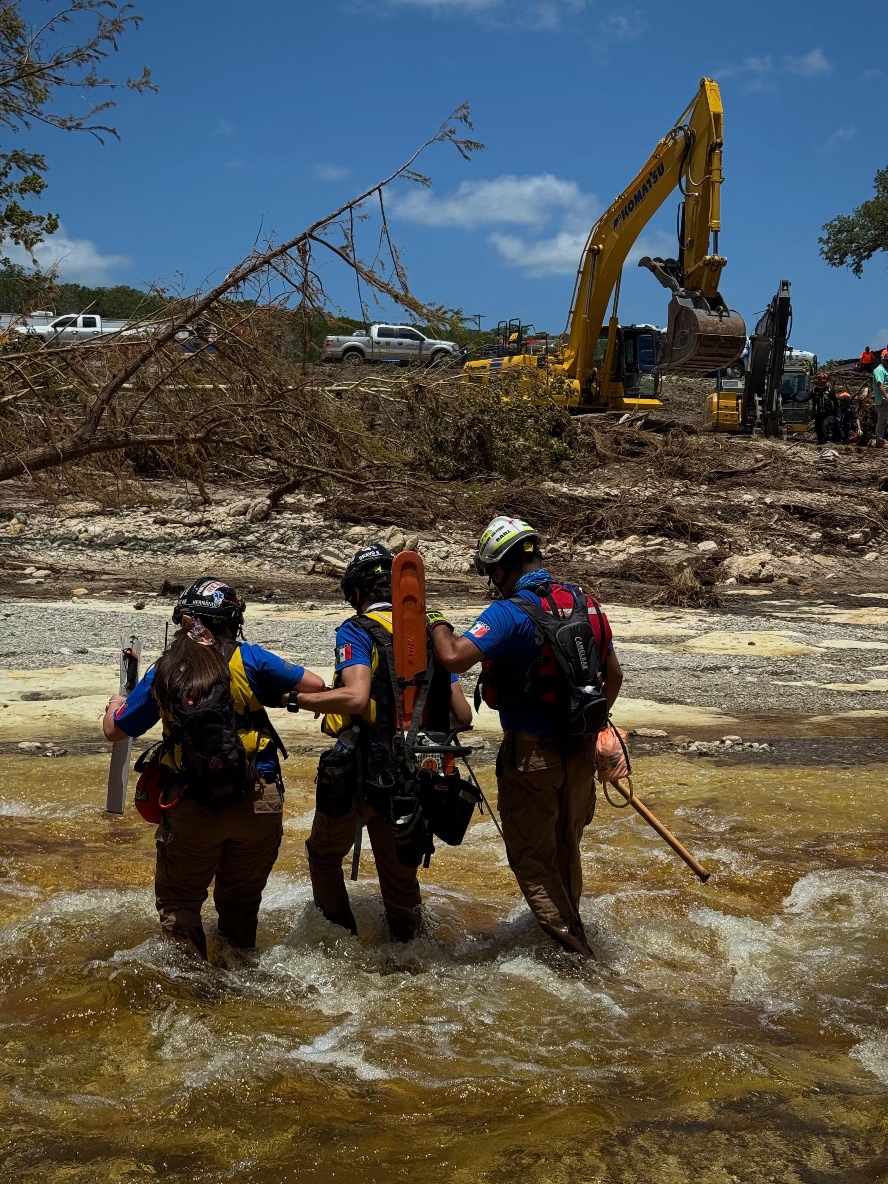 Hallan cuerpo de menor en Camp Mystic; buscan otros cinco niños