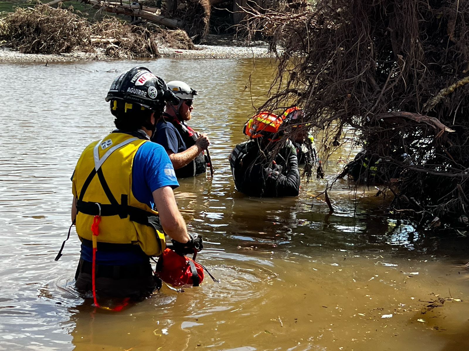 Hallan cuerpo de menor en Camp Mystic; buscan otros cinco niños
