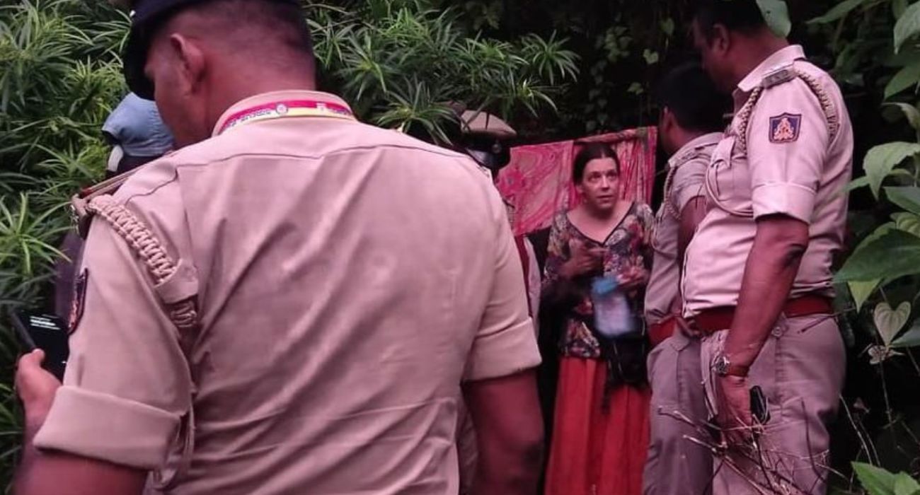 Hallan una mujer rusa y sus hijas viviendo en una cueva en India