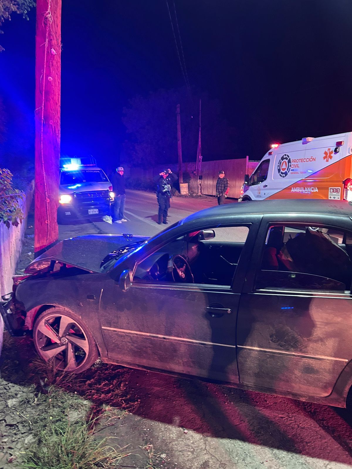 Hombre ileso tras impactarse contra poste en General Terán.png