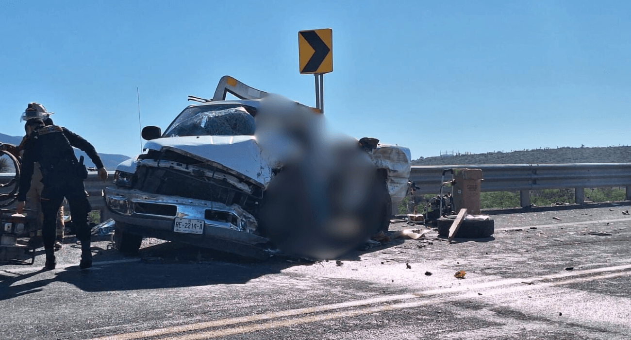 Hombre muere prensado por choque múltiple en Ciénega de Flores.jpg