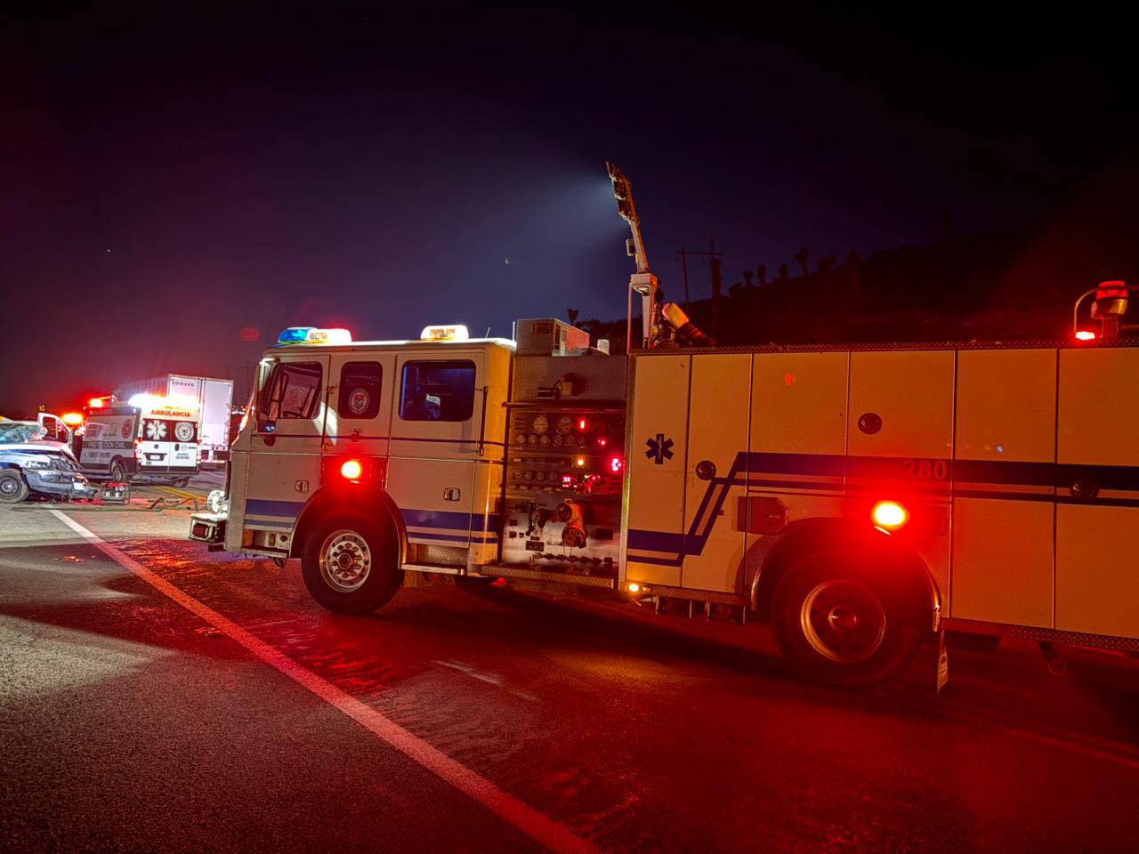 Hombre muere prensado por choque múltiple en Ciénega de Flores.jpg.jpg
