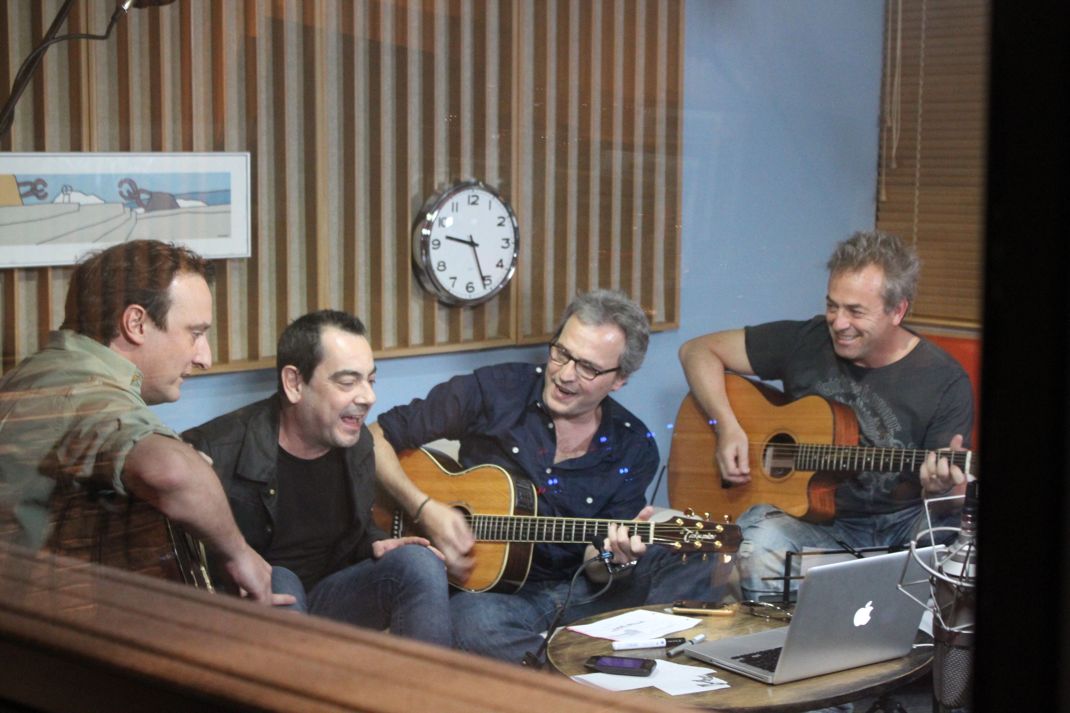 Hombres_G_en_el_estudio_cantando.jpg