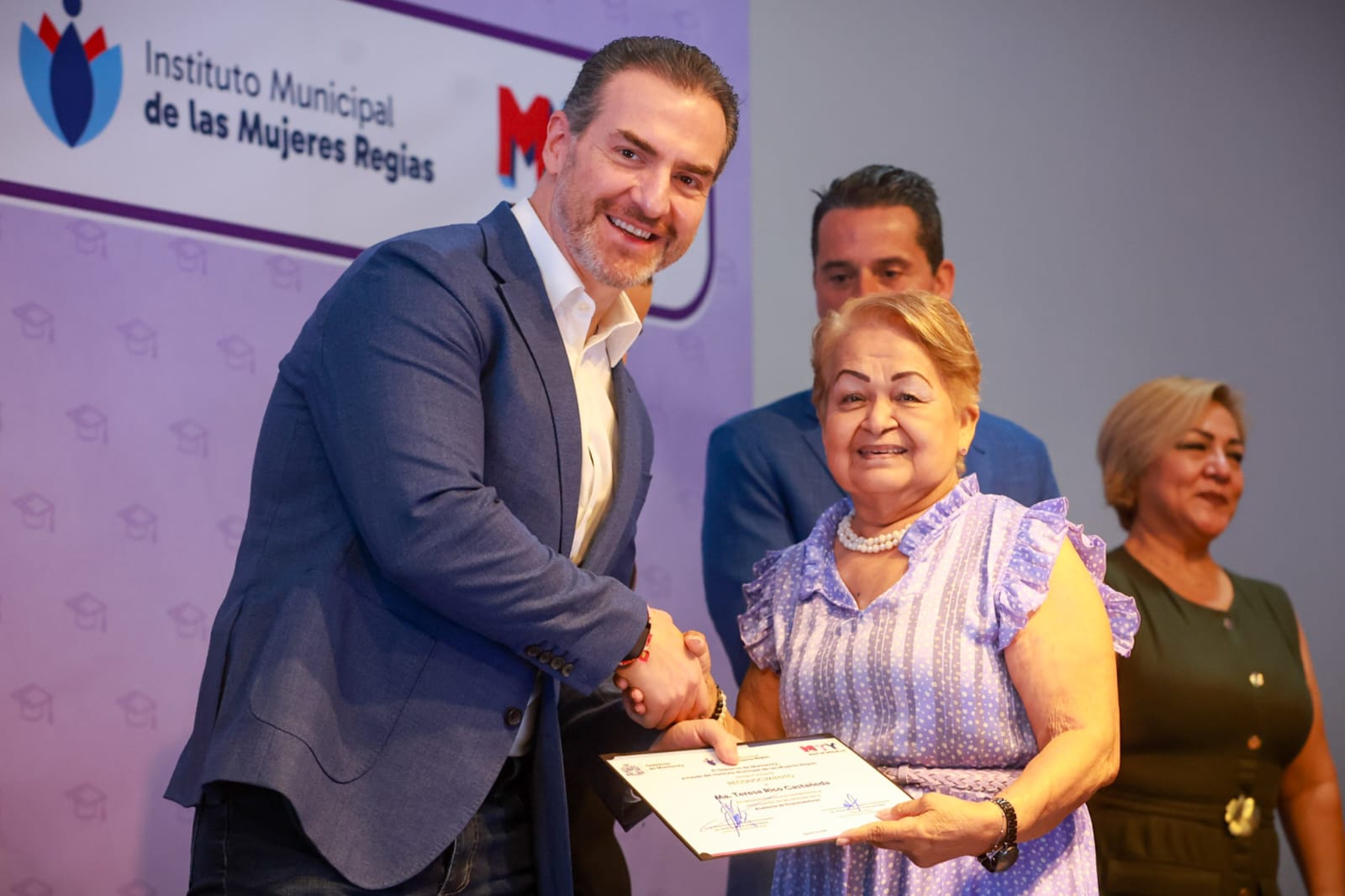 Impulsa Adrián de la Garza a 100 mujeres emprendedoras