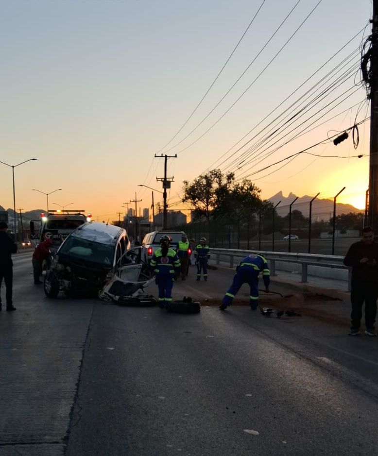 Joven ileso tras volcar su auto sobre boulevard Díaz Ordaz.jpg