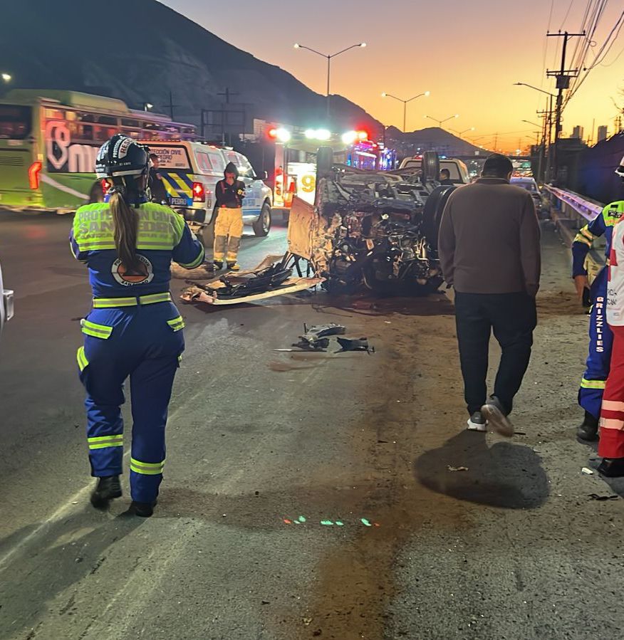 Joven ileso tras volcar su auto sobre boulevard Díaz Ordaz.jpg