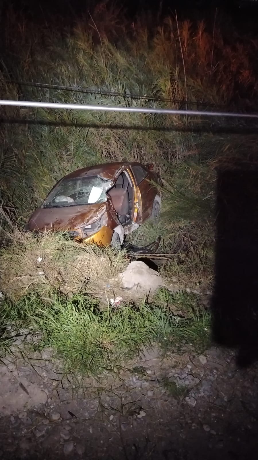 Joven lesionado tras volcarse sobre avenida Miguel Alemán.jpg