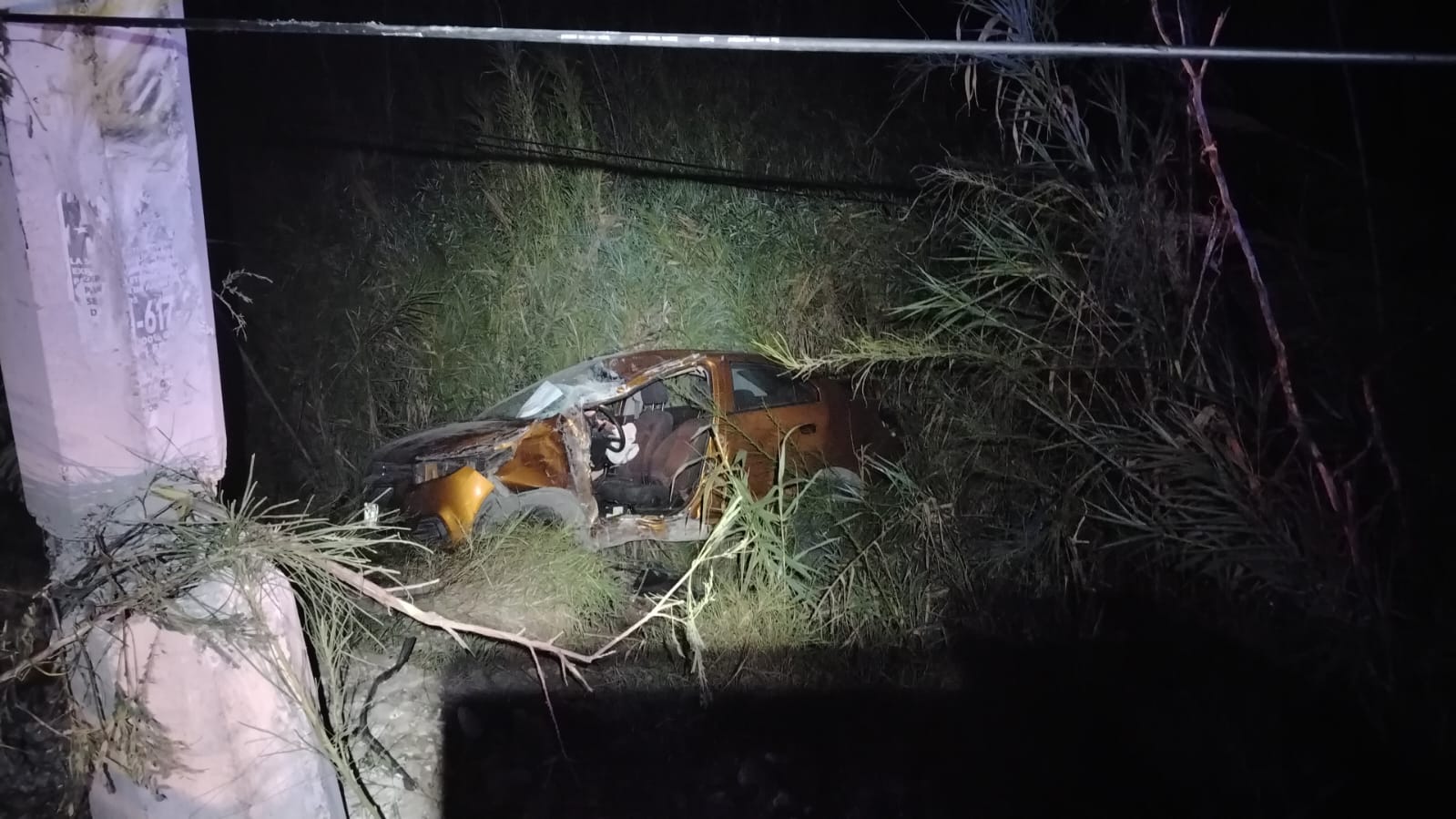 Joven lesionado tras volcarse sobre avenida Miguel Alemán.jpg