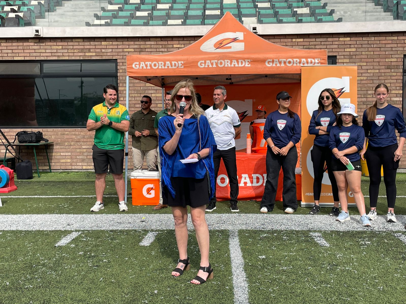 Lanzan clínicas de flag fútbol tochito con atletas de EUA