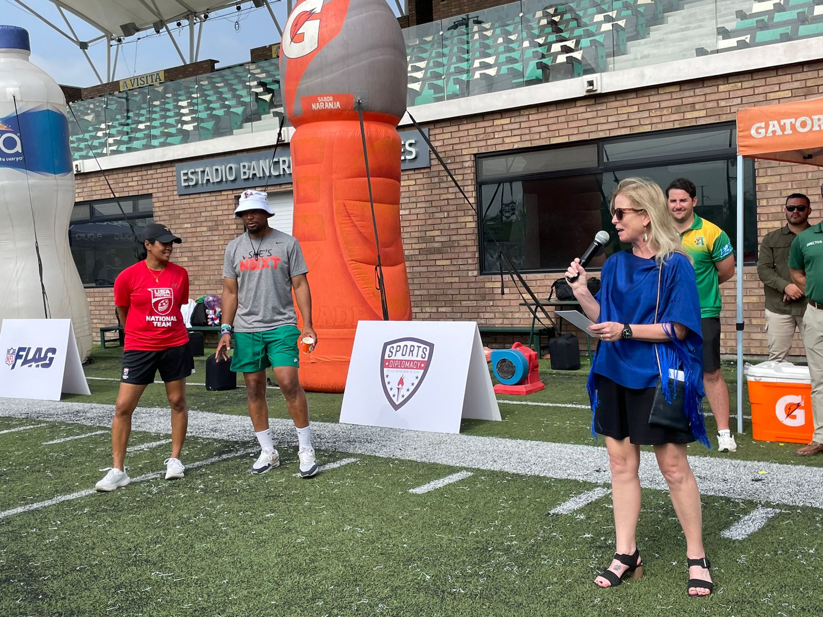 Lanzan clínicas de flag fútbol tochito con atletas de EUA