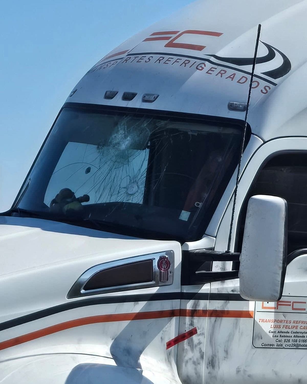 Lanzan piedras contra tráiler para robarle mercancía en Linares.jpg