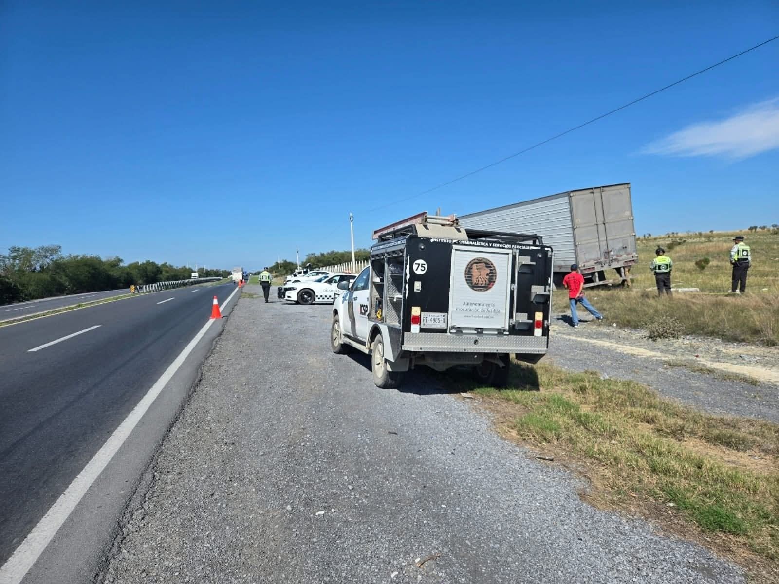 Lanzan piedras contra tráiler para robarle mercancía en Linares.jpg