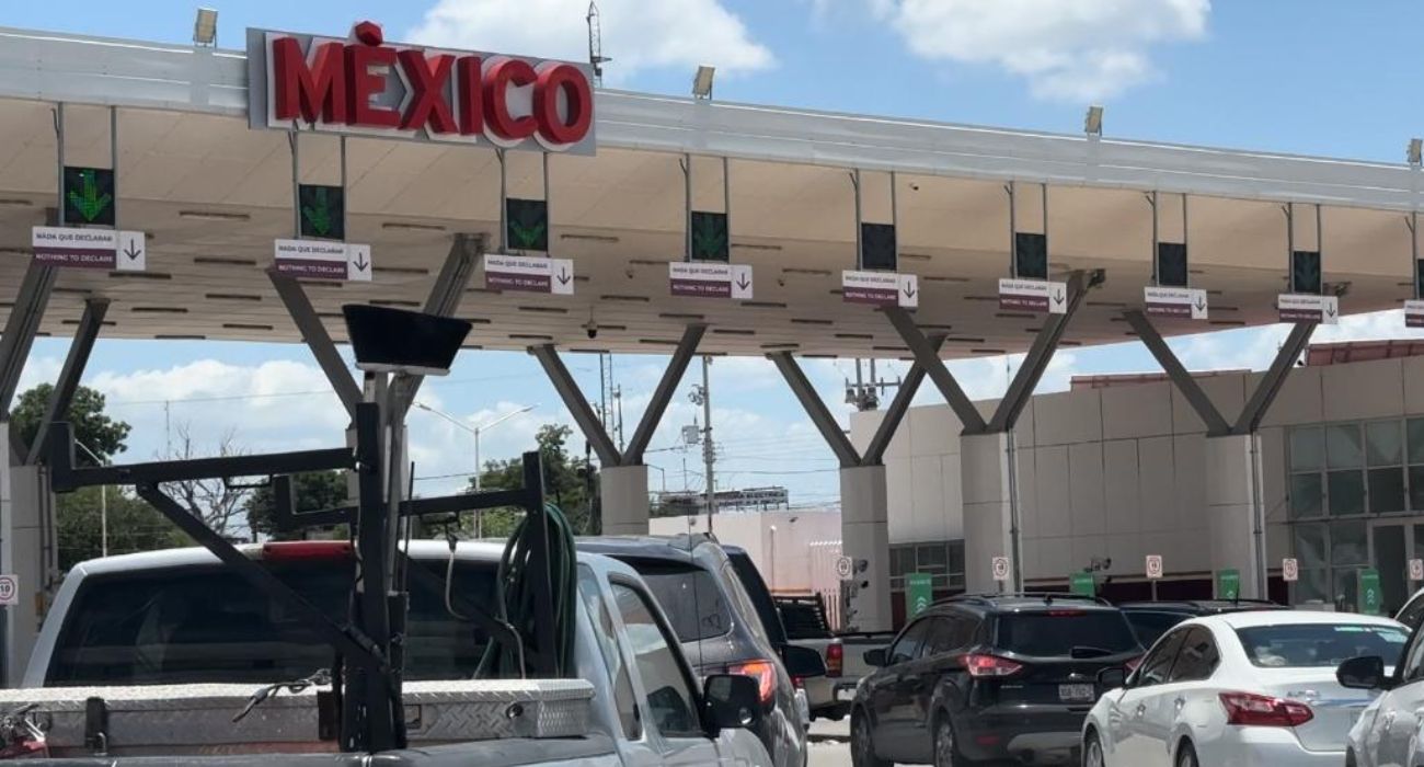 Largas filas para cruzar a México, por cierre de carriles de la Aduana