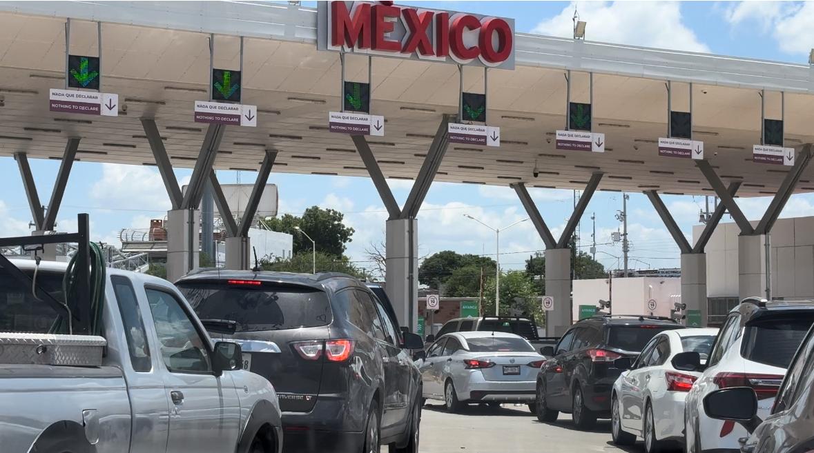 Largas filas para cruzar a México, por cierre de carriles en aduana