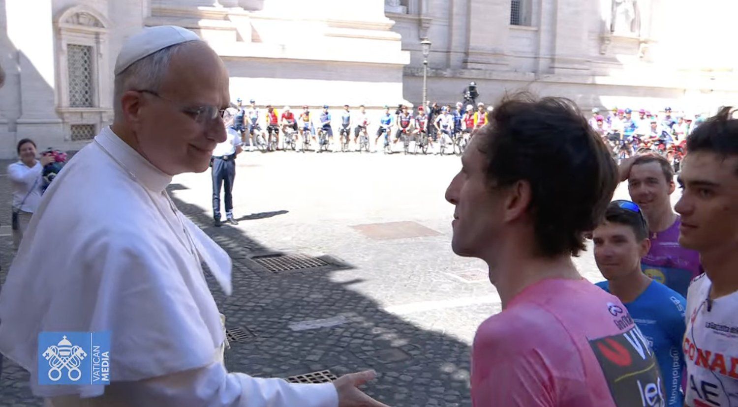 León XIV bendice al pelotón en última etapa del Giro de Italia