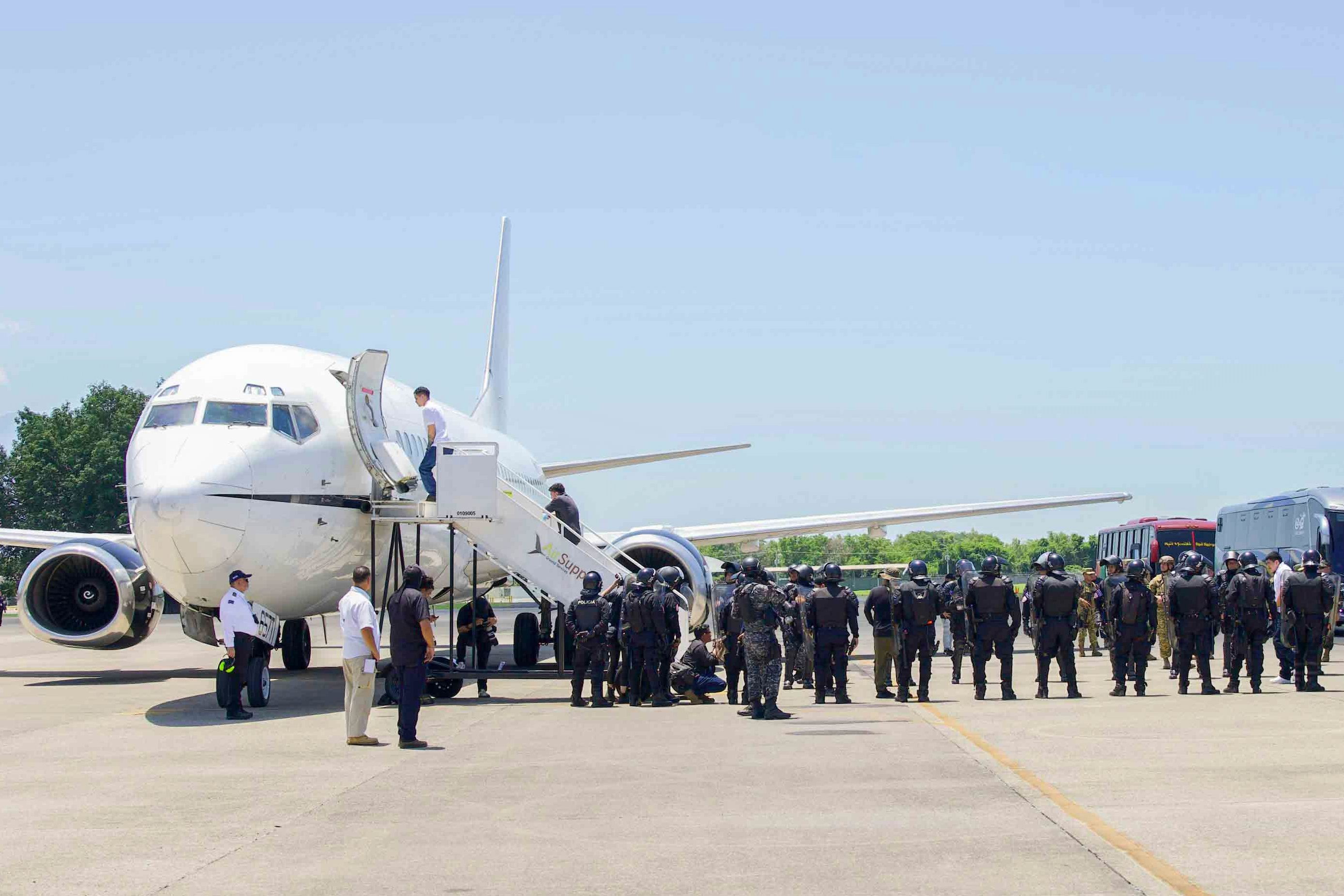 Libera Venezuela a diez detenidos de EUA para intercambio