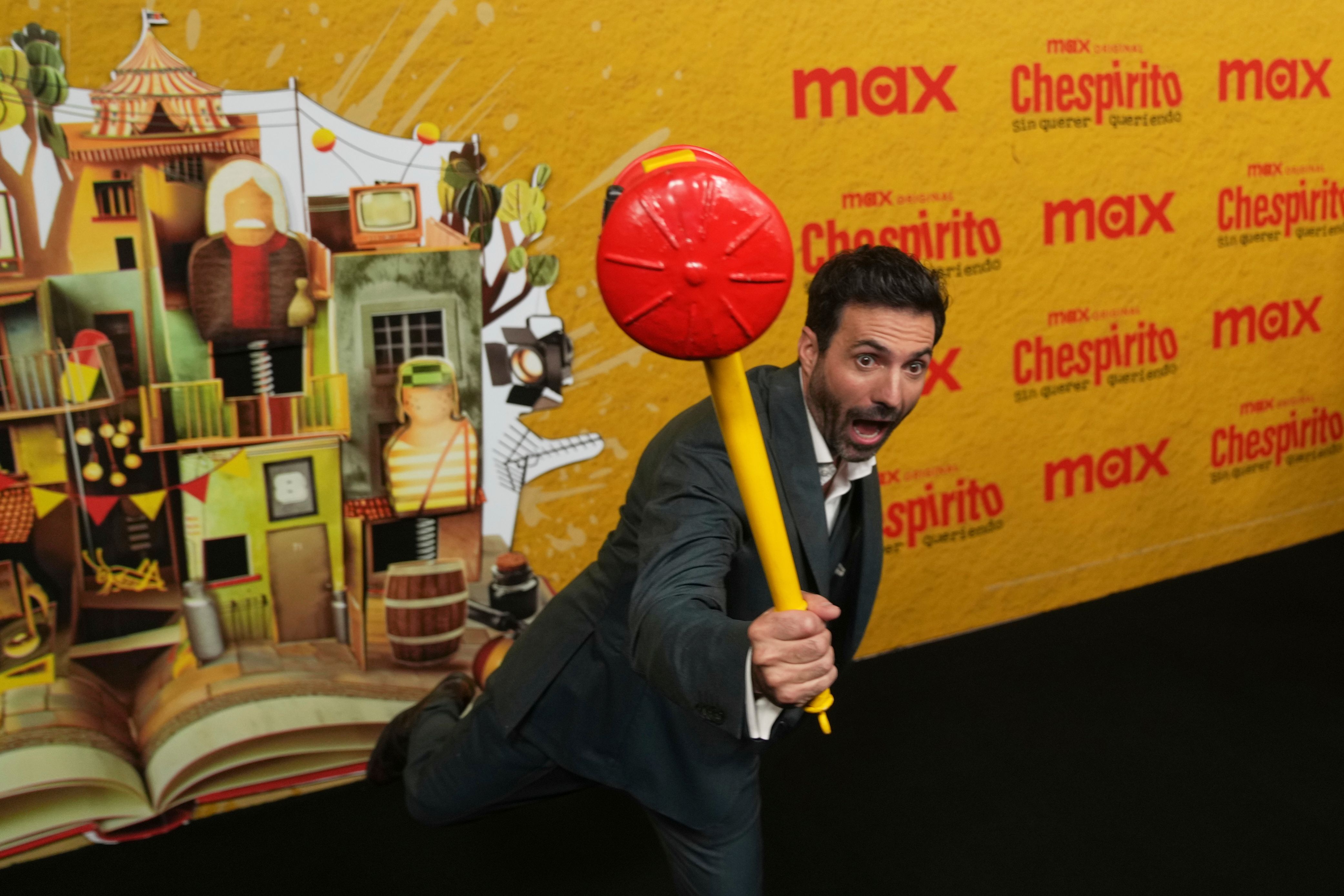 Los fans de Roberto Gómez Bolaños todavía tienen mucho por descubrir de este querido comediante en la serie “Chespirito: Sin querer queriendo”.