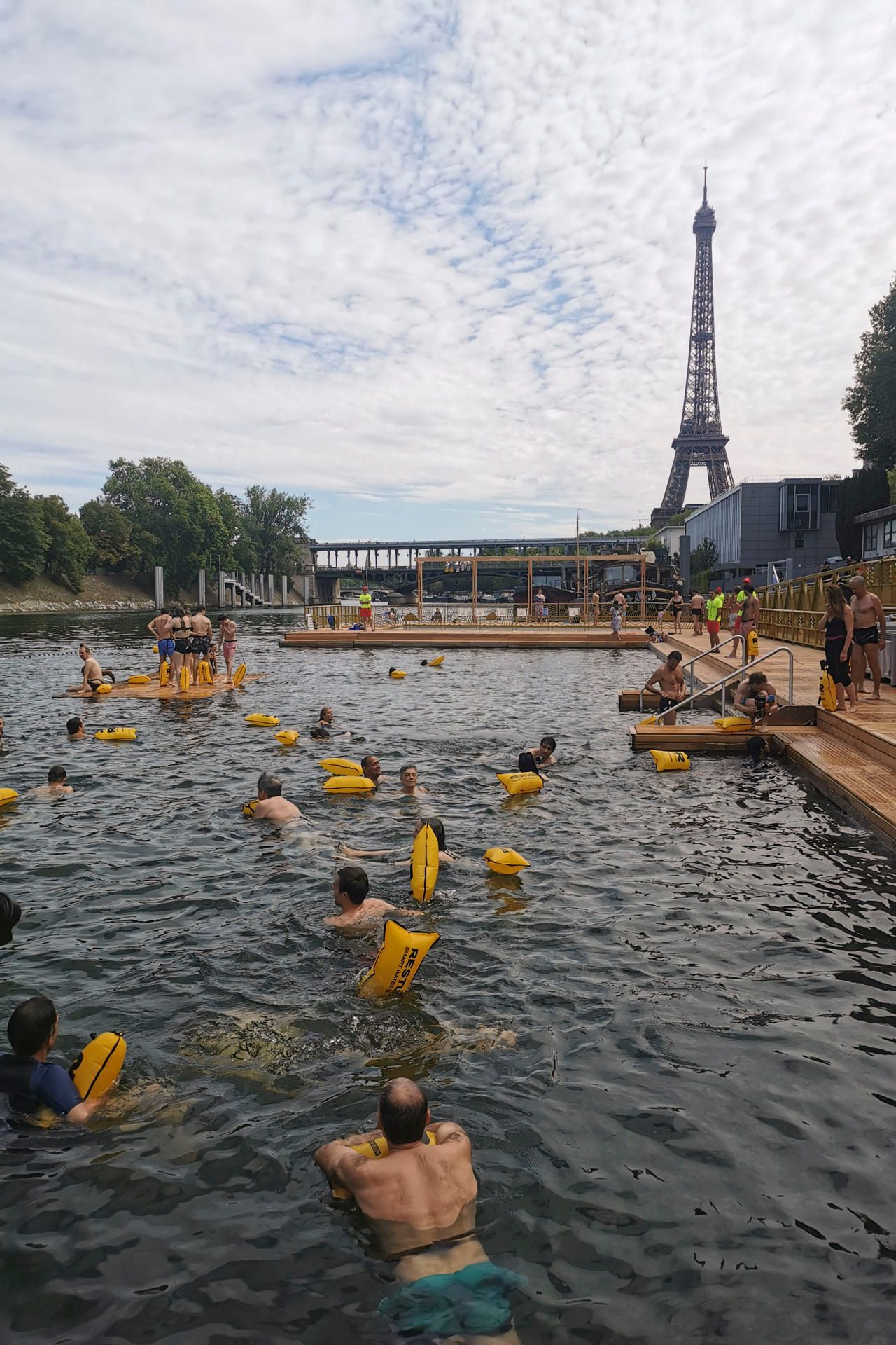 Luego de 102 años, reabren río Sena para los bañistas en París