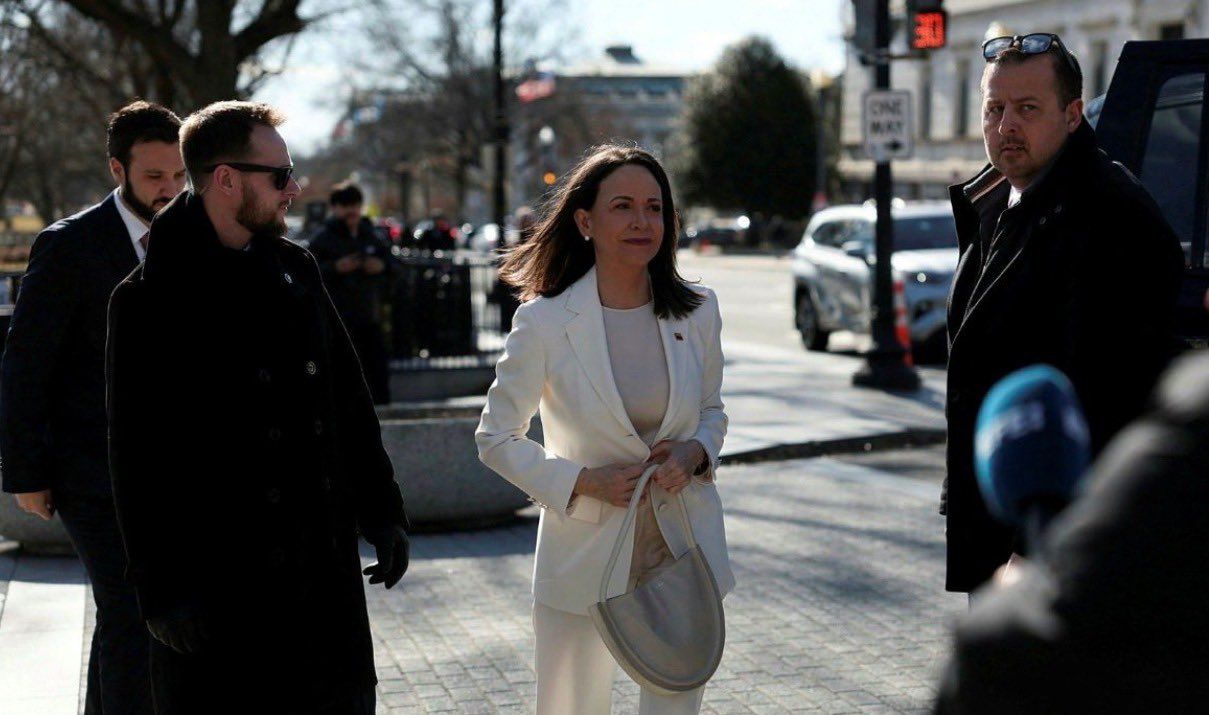Maria-Corina-Machado-arriba-Casa-Blanca
