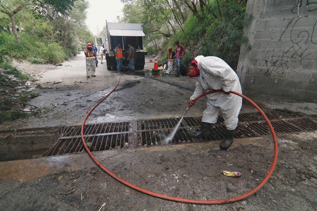 Monterrey limpia más de 2,000 rejillas para evitar inundaciones