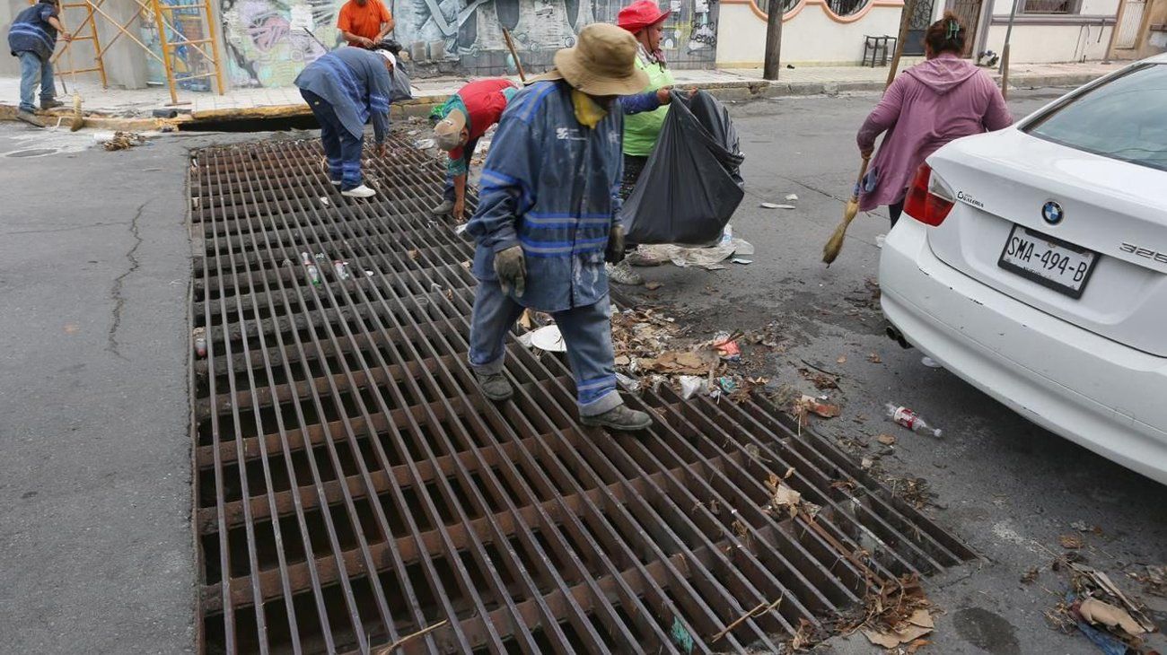 Monterrey limpia más de 2,000 rejillas para evitar inundaciones