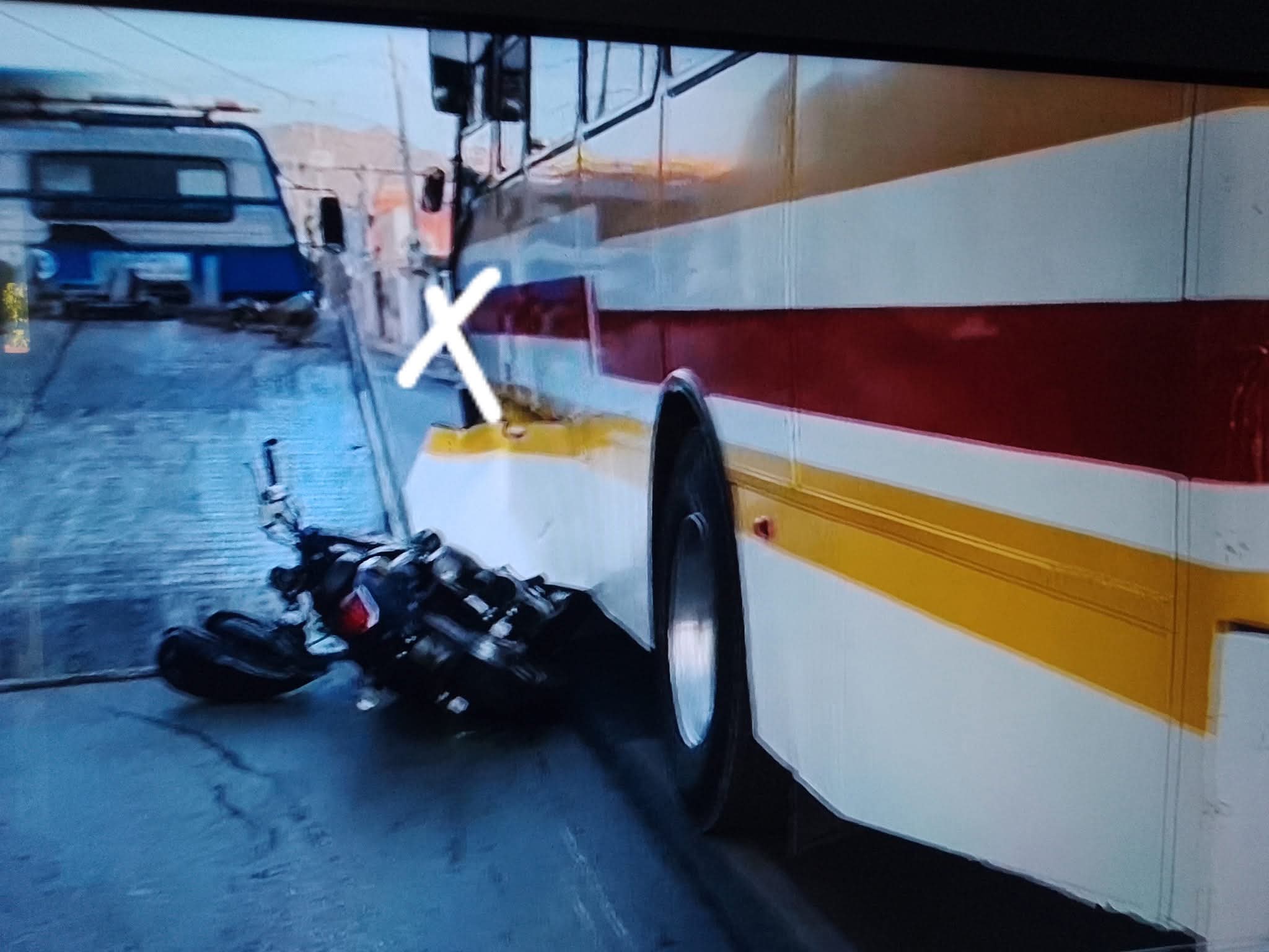 Motociclista pierde la vida tras fuerte choque con camión urbano