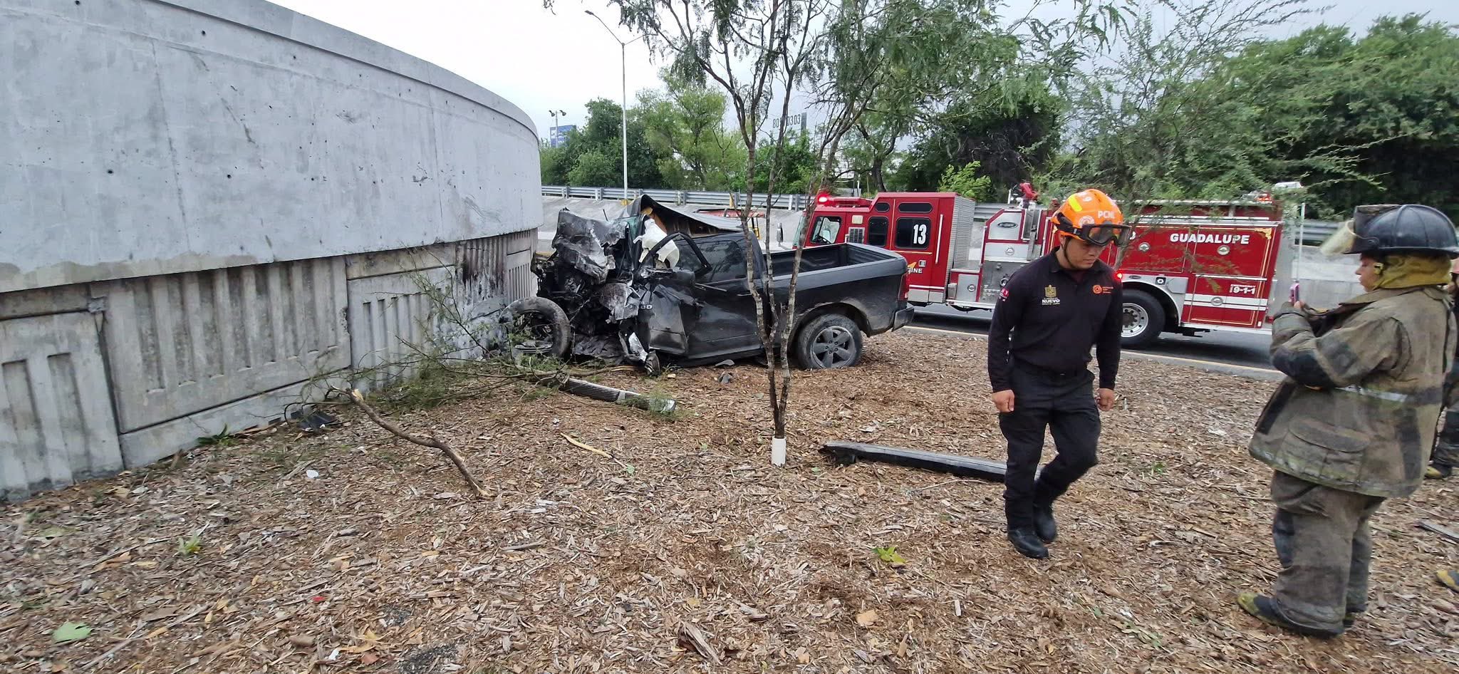 Muere conductor prensado tras chocar contra muro en Guadalupe