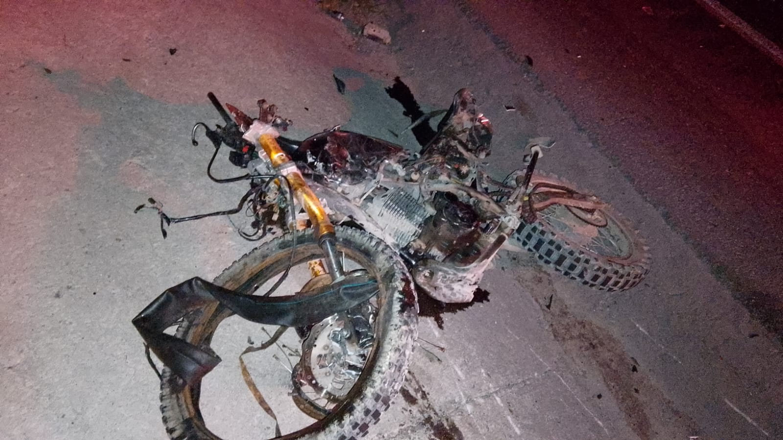 Muere motociclista tras chocar de frente contra tráiler