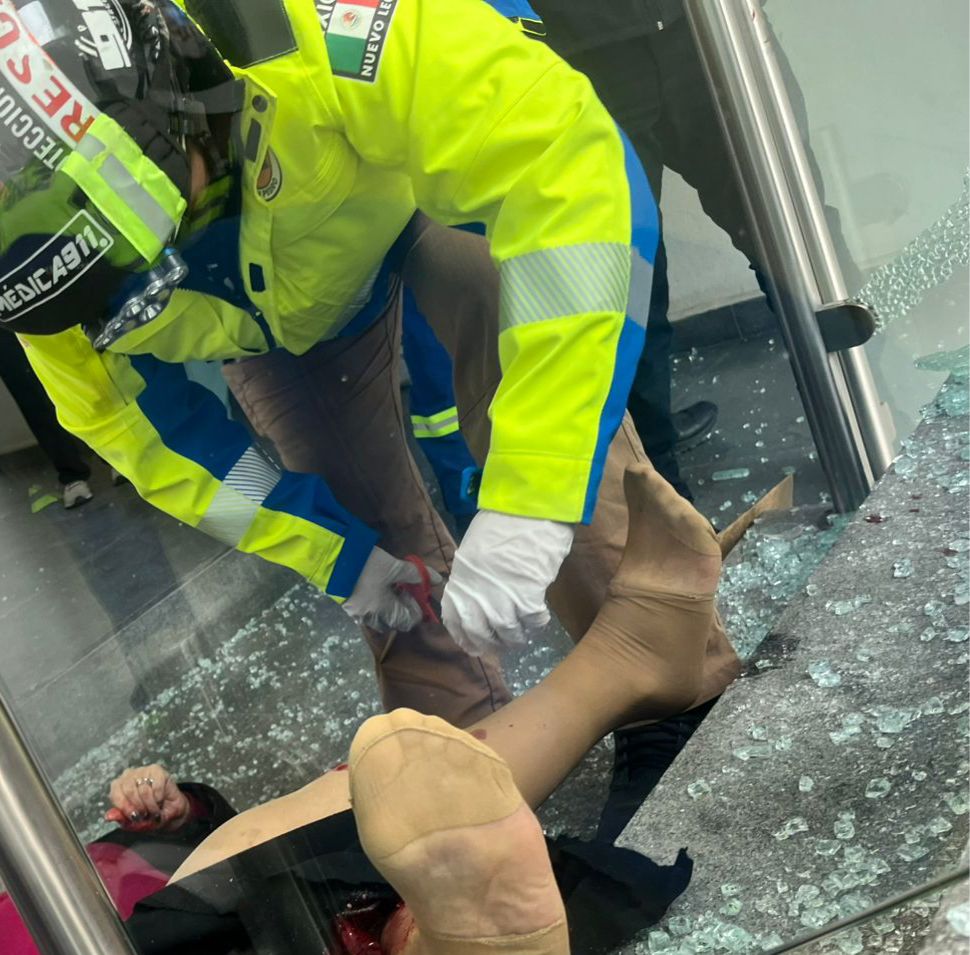 Muere mujer caída plaza comercial San Pedro.jpg