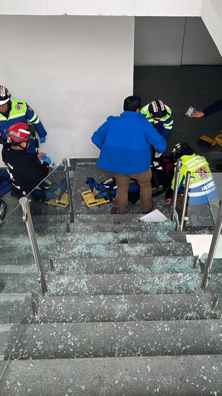Muere mujer caída plaza comercial San Pedro.jpg