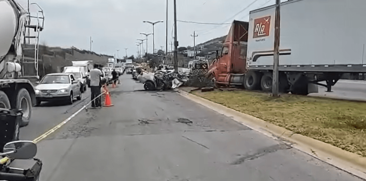 Mueren dos personas tras choque con tráiler en San Nicolás