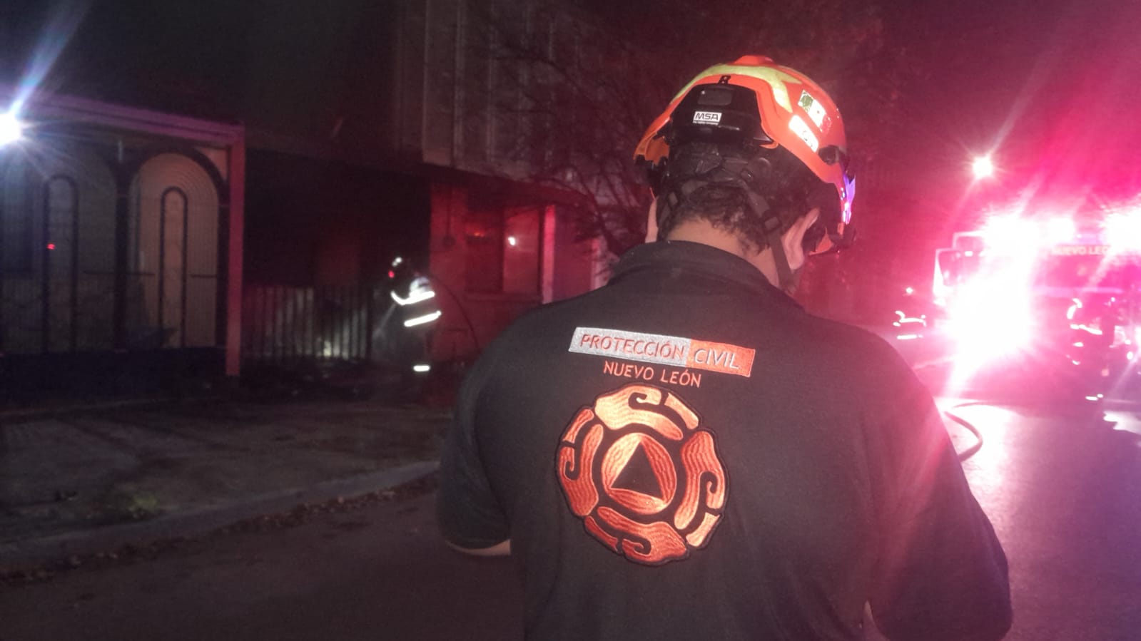 Mujer provoca incendio en casa abandonada de Monterrey.jpg