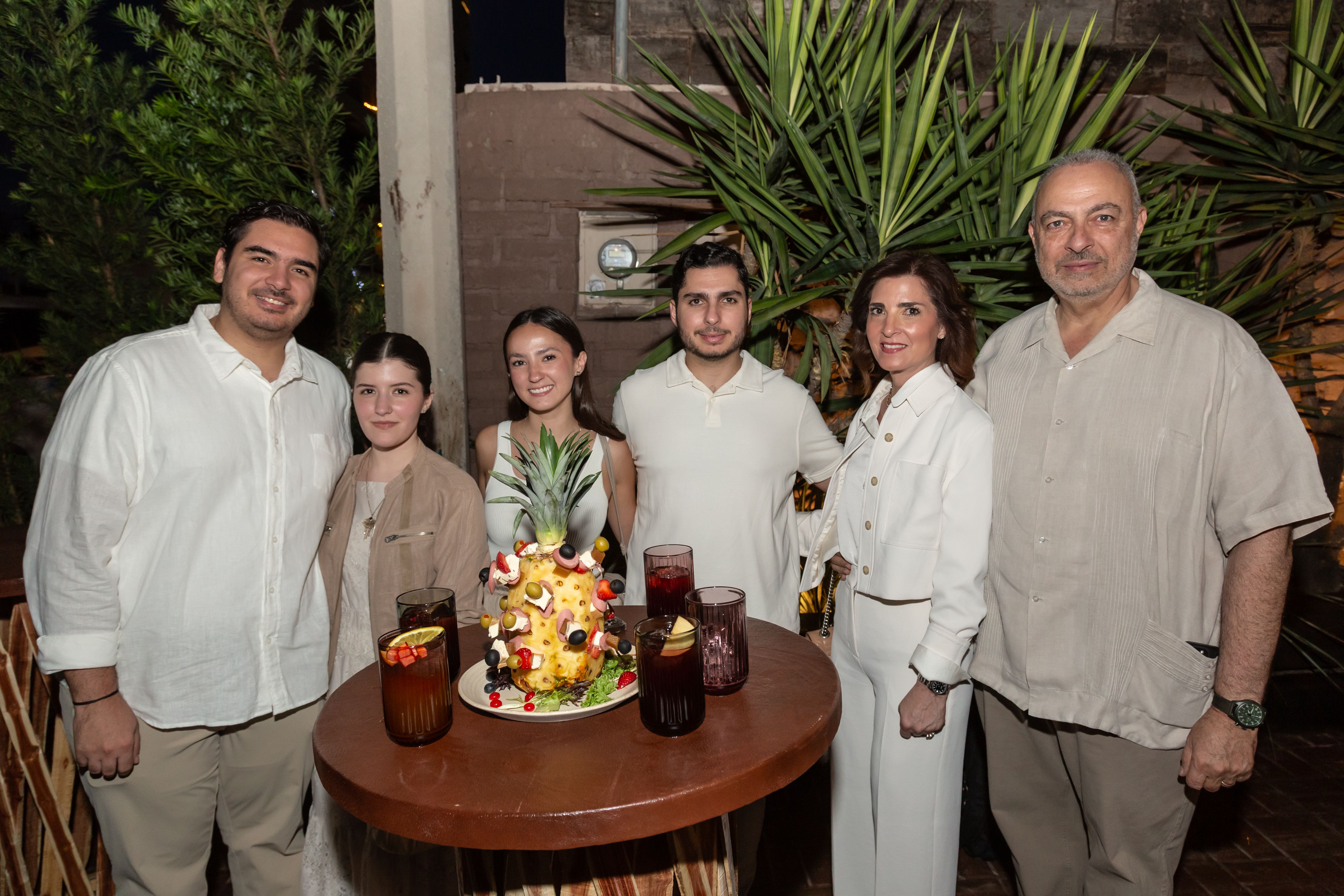 Nazario Assad, Susana Torres, Fátima de Silva, Rodrigo Assad, Lorena Kalife y Nazario Assad.jpg