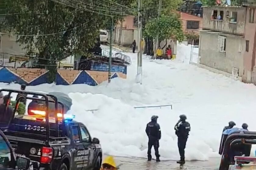 Obstruye espuma tóxica calles de Naucalpan tras fuertes lluvias