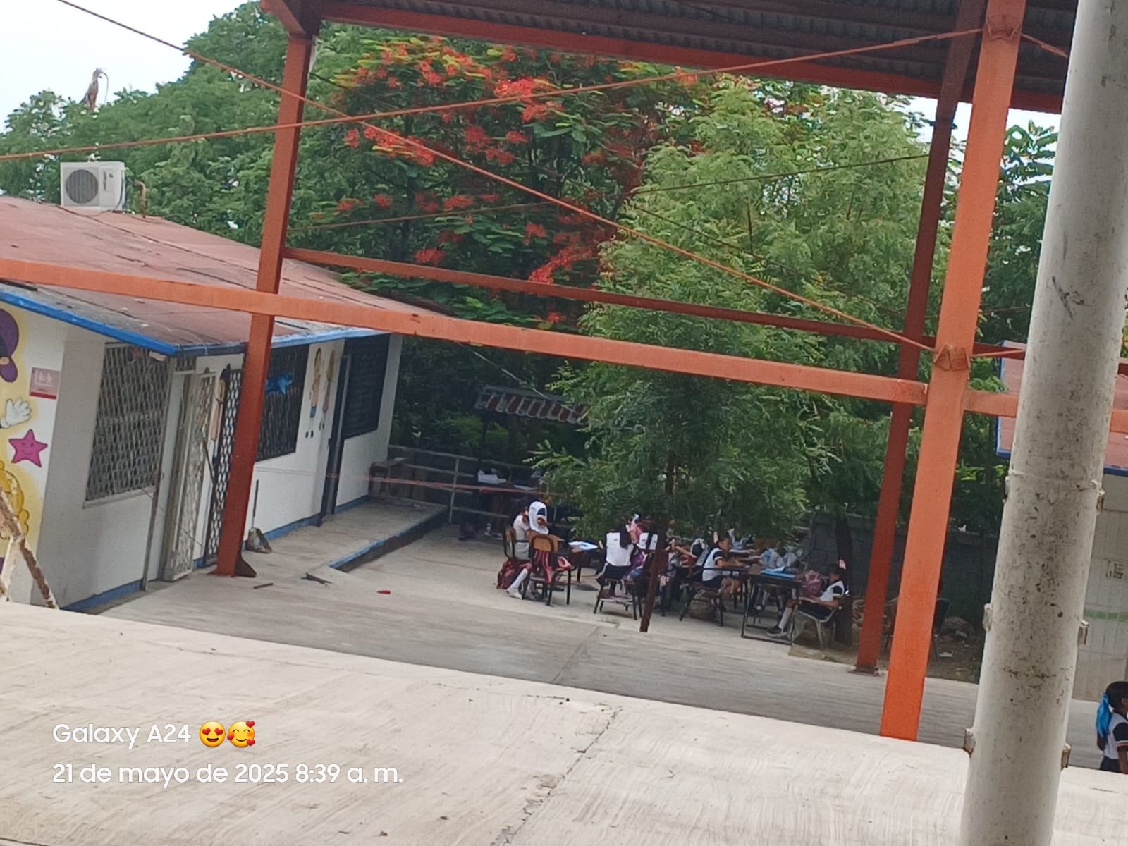 Padres de familia cierran escuela por falta de luz en Victoria