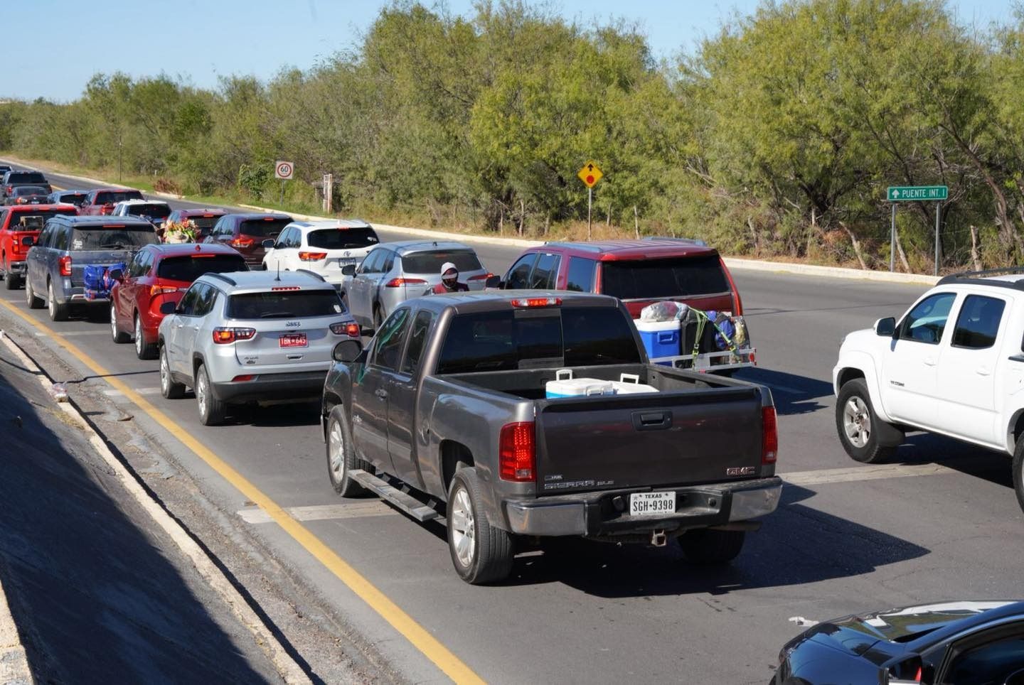 Paisanos generan kilométricas filas en su retorno a EUA.jpg