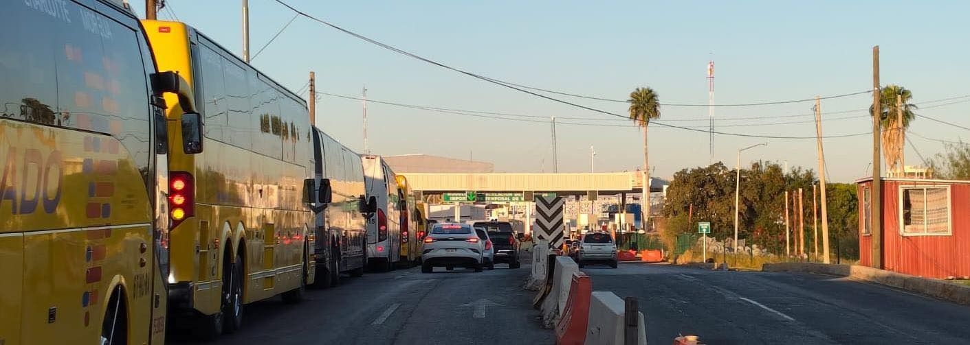 Paisanos generan kilométricas filas en su retorno a EUA.jpg