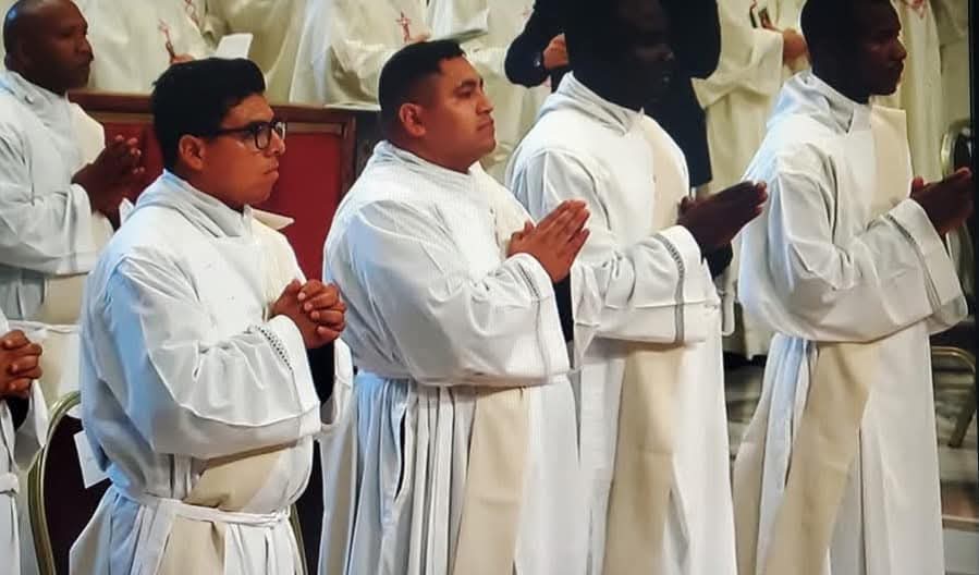 Papa León XIV ordena a regio como nuevo sacerdote