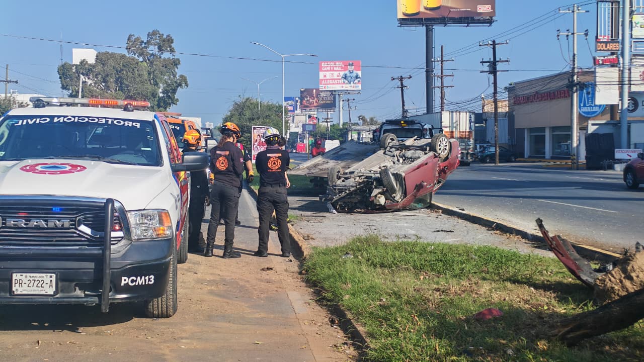Pareja ilesa tras volcarse sobre camellón de avenida Revolución.jpg